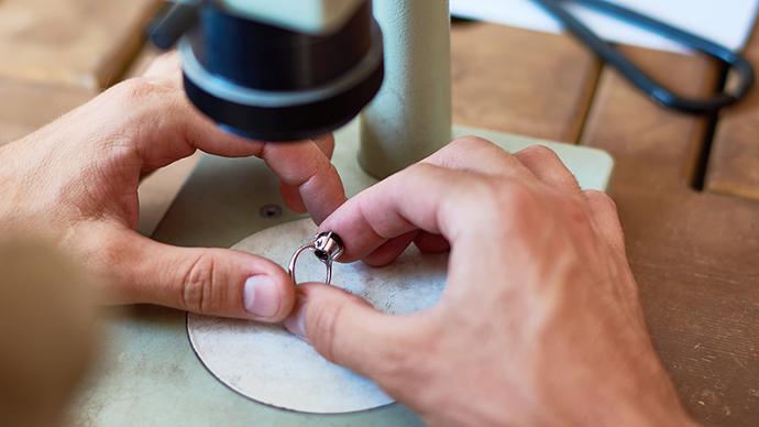 Inspecting a ring under a microscope